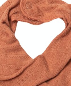 Siklesmekke i ull/silke fra Joha i ribbestrikk. Den er tøyelig og god å ha på. Den fine ull/silke blandingen med 85% merinoull og 15% silke gjør at den føles ekstra myk mot huden. Siklesmekken er dobbel og ullens egenskaper gjør at det tar lenger tid før den lille blir våt. Sertifiseringer: OEKO-TEX® Standard 100 & Woolmark Wool Rich Blend.