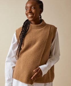 Utrolig smart designet vest fra BOOB i kul ribb. Det overlappende front-stykket gjør at vesten fint kan brukes både før, under og etter graviditeten. Super å bruke under amming uten å måtte kle av seg eller fryse. Strikket i 80% merinoull og 20% polyamid. Kan vaskes på ullprogram 30 grader i maskin med vaskemiddel for ull/silke. Laget i Marokko av Kiron.