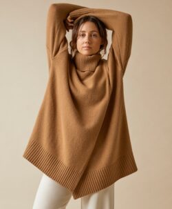 Utrolig smart designet oversized tunic fra BOOB. Det overlappende front-stykket gjør at genseren fint kan brukes både før, under og etter graviditeten. Super å bruke under amming uten å måtte kle av seg eller fryse. God hals og ekstra lengde på ermene. Denne blir fort en favoritt. Strikket i 80% merinoull og 20% polyamid. Kan vaskes på ullprogram 30 grader i maskin med vaskemiddel for ull/silke. Laget i Marokko av Kiron.