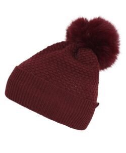 Foret beanie lue fra mp Denmark med fake dusk. Det er 100% merinoull på utsiden. På innsiden er luen foret over ørene med et mykt fleece stoff i 100% bomull. Det gjør at denne luen ikke klør og foret beskytter mot vind. Dusken festes med knapp så man kan kombinere med ulike dusker og ta dusken av under vask. Danske mp er kjent for sin design, gode passform og kvalitet. Vaskes på ullprogram i vaskemaskinen med vaskemiddel for ull/silke. Det anbefales å vaske på vrangen, så holder den seg fint lengre.