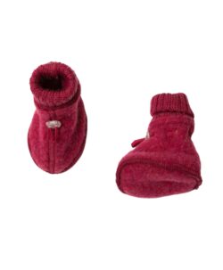 Varme tasser i supermyk ullfleece fra Joha i 100% merinoull. Praktisk snøring gjør at de sitter godt på små føtter.