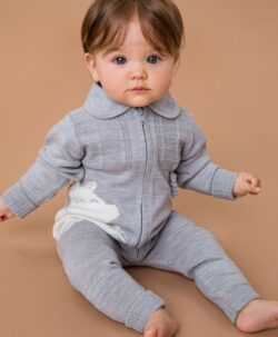 Skjønn sparkedress fra Lillelam med Mummi. Dressen er strikket av 100% merinoull av høyeste kvalitet og mykhetsgrad, og har både Woolmark og OEKO-TEX® sertifisering. Mummi dressen er strikket i et litt tynnere garn enn den vanlige Classic dressen, slik at den fint kan brukes inne uten å bli for varm. Dressen har brettekanter på ermer og ben, som kan brettes ned ettersom barnet vokser. Dette gjør at hver størrelse varer lenger! Kan vaskes i maskin på 40° C ullprogram. Bruk vaskemiddel for ull, og vask sammen med lignende farger.