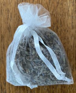Pose med tørket økologisk lavendel fra Châteu de la Gabelle i Provence. Posen måler ca 6x5 cm. Noen insekter har ull som delikatesse og kan lage små hull. Vi anbefaler å alltid ha litt tørket lavendel sammen med ullklærne. At møll kan spise på ullklærne er vi kjent med, men i det siste har møllen fått konkurranse fra brun pelsbille som de siste årene har spredd seg raskt i Norge. På sommeren flyr billene lett fra hus til hus og kommer inn gjennom åpne vinduer. Vær spesielt oppmerksom på dette skadedyret skal du holde ullen din fri for hull! Hva kan du gjøre for å holde småkrypene unna? Legg tørket lavendel sammen med ulltøyet. Lukten holder småkryp unna. Klesmøll og brun pelsbille foretrekker plagg som ikke er helt rene, som svett treningstøy eller klær med litt matrester. Ikke legg bort skittent ulltøy for en lengre periode. Normalt renhold er viktig og støvsuging er bedre enn vasking. Insektene liker seg godt i sprekker i gulvet, under lister og dørterskler så være ekstra nøye på gjemmestedene. Etter støvsuging er det viktig å tømme støvsugerposen. Når du skal pakke bort ulltøyet for sommeren bør det vaskes før det pakkes bort. Pakk det bort i tette poser eller bokser og legg med litt lavendel også her.