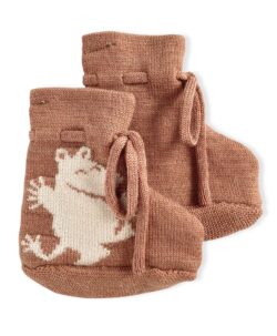 Lillelam babytøfler med Mummitrollet strikket inn på sidene. Tøflene har knyting som holder de godt på plass. Laget av 100% merinoull av høyeste kvalitet og mykhetsgrad som har både Woolmark og OEKO-TEX® sertifisering. Kan vaskes i maskin på 40° C ullprogram. Bruk vaskemiddel for ull, og vask sammen med lignende farger.