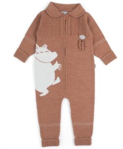 Skjønn sparkedress fra Lillelam med Mummi. Dressen er strikket av 100% merinoull av høyeste kvalitet og mykhetsgrad, og har både Woolmark og OEKO-TEX® sertifisering. Mummi dressen er strikket i et litt tynnere garn enn den vanlige Classic dressen, slik at den fint kan brukes inne uten å bli for varm. Dressen har brettekanter på ermer og ben, som kan brettes ned ettersom barnet vokser. Dette gjør at hver størrelse varer lenger! Kan vaskes i maskin på 40° C ullprogram. Bruk vaskemiddel for ull, og vask sammen med lignende farger.