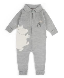 Skjønn sparkedress fra Lillelam med Mummi. Dressen er strikket av 100% merinoull av høyeste kvalitet og mykhetsgrad, og har både Woolmark og OEKO-TEX® sertifisering. Mummi dressen er strikket i et litt tynnere garn enn den vanlige Classic dressen, slik at den fint kan brukes inne uten å bli for varm. Dressen har brettekanter på ermer og ben, som kan brettes ned ettersom barnet vokser. Dette gjør at hver størrelse varer lenger! Kan vaskes i maskin på 40° C ullprogram. Bruk vaskemiddel for ull, og vask sammen med lignende farger.