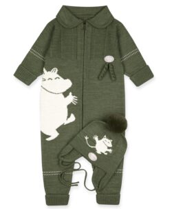 Skjønn sparkedress fra Lillelam med Mummi. Dressen er strikket av 100% merinoull av høyeste kvalitet og mykhetsgrad, og har både Woolmark og OEKO-TEX® sertifisering. Mummi dressen er strikket i et litt tynnere garn enn den vanlige Classic dressen, slik at den fint kan brukes inne uten å bli for varm. Dressen har brettekanter på ermer og ben, som kan brettes ned ettersom barnet vokser. Dette gjør at hver størrelse varer lenger! Kan vaskes i maskin på 40° C ullprogram. Bruk vaskemiddel for ull, og vask sammen med lignende farger.