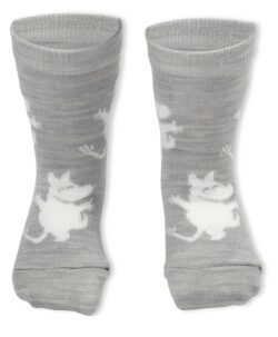 Varme ullsokker fra Lillelam med søte mummitroll strikket inn. Finnes også til voksen. Perfekt som gave til liten og stor. Laget av merinoull av høyeste kvalitet og mykhetsgrad med Woolmark og OEKO-TEX® sertifisering. Laget av 80% merinoull, 17% polyamid, 3% elastan. Sokkene kan vaskes i maskin på 40° C ullprogram. Bruk vaskemiddel for ull, og vask sammen med lignende farger.