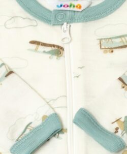 Myk heldrakt i 100% merinoull med mønster fra Joha. Praktisk glidelås. En fin og lett ullkvalitet som fint kan vaskes på 40 grader ullprogram. Sertifiseringer: OEKO-TEX® Standard 100 & Woolmark Pure Merino Wool.