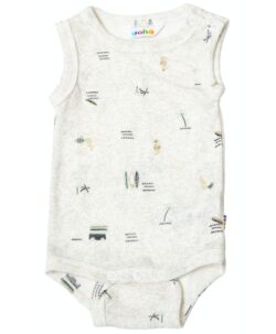Myk ull/silke singlet body med mønster fra Joha. Laget av 85% merinoull og 15% silke. Ull svaler når det er varmt og varmer når det er kaldt. Denne ull/silke kvaliteten er fin å bruke hele året rundt. Sertifiseringer: OEKO-TEX® Standard 100 & Woolmark Wool Rich Blend.