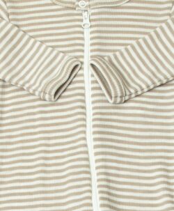 Myk heldrakt i ull/silke med striper fra Joha i ribbestrikk. Den er tøyelig og god å ha på og har praktisk glidelås. Den fine ull/silke blandingen med 85% merinoull og 15% silke gjør at den føles ekstra myk mot huden. En kvalitet som fint kan brukes sommer som vinter. Sertifiseringer: OEKO-TEX® Standard 100 & Woolmark Wool Rich Blend.