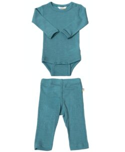 Ullsett i ull/silke fra Joha med body og longs i ribbestrikk som er tøyelig og god å ha på. Den fine ull/silke blandingen med 85% merinoull og 15% silke gjør at den føles ekstra myk mot huden og super å bruke hele året rundt. Sertifiseringer: OEKO-TEX® Standard 100 & Woolmark Wool Rich Blend.