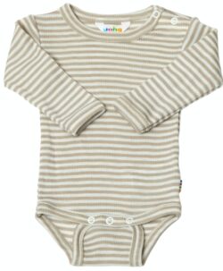 Myk body med striper i ull/silke fra Joha i ribbestrikk. Den er tøyelig og god å ha på. Den fine ull/silke blandingen med 85% merinoull og 15% silke gjør at den føles ekstra myk mot huden. Sertifiseringer: OEKO-TEX® Standard 100 & Woolmark Wool Rich Blend.