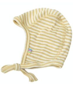 Myk babylue i ribb ull/silke med striper danske Joha. Laget av 85% ull og 15% silke. Ullens temperatur regulerende egenskaper gjør at den varmer når det er kaldt og svaler den lille når det er varmt. Fin å bruke hele året rundt. Sertifiseringer: OEKO-TEX® Standard 100 & Woolmark Wool Rich Blend.