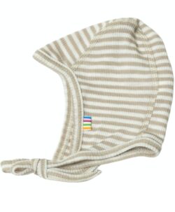 Myk babylue i ribb ull/silke med striper danske Joha. Laget av 85% ull og 15% silke. Ullens temperatur regulerende egenskaper gjør at den varmer når det er kaldt og svaler den lille når det er varmt. Fin å bruke hele året rundt. Sertifiseringer: OEKO-TEX® Standard 100 & Woolmark Wool Rich Blend.