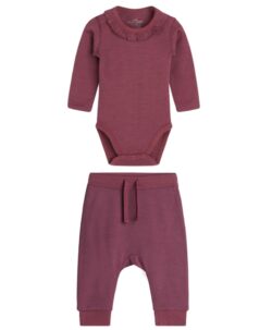 Varmt og mykt ullsett med body med liten og stor løve og matchende bukse fra Hust&Claire i 50% merinoull, 45% bambusviskose og 5% polyamid. Det er tynn bambusviskose innerst og fin merinoull ytterst. Bodyen har skjult knepping på skulderen og buksen stødig strikk og knyting med mulighet for å snurpe sammen. Ull/bambusviskose kvaliteten til Hust&Claire er super for de små som er ekstra sensitiv for ull rett på kroppen. Sertifisert med Standard 100 fra OEKO-TEX®.