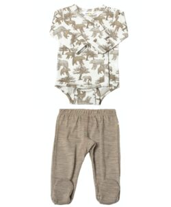 Mykt ullsett med omslagsbody og longs med fot fra Joha i ekstra fin merinoull. Dette er en av Joha sine aller beste ullkvaliteter. Sertifiseringer: OEKO-TEX® Standard 100 & Woolmark Pure Merino Wool.